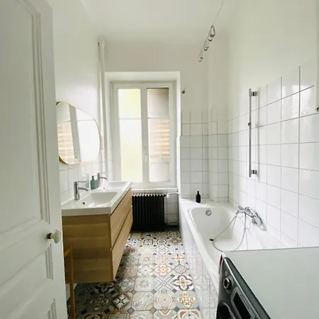 Stanislas Apartment, 8 People, Private Parking Apartman *